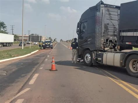 Carro vai parar fora da pista após colisão carreta na BR 364 em