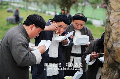 横店群演的辛酸：盒饭分“三六九等”，群演vs明星，差距明显群演盒饭横店新浪新闻