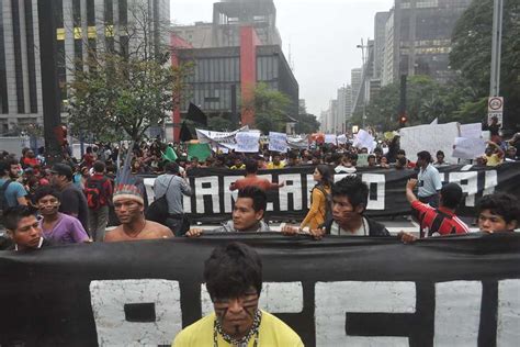 Índios tomam avenida Paulista em protesto pela Funai