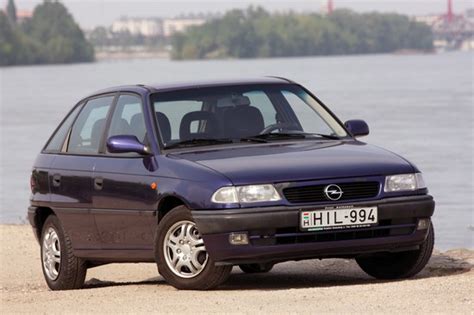 How much engine oil goes into the Opel Astra F (1991 - 1998)? - MLFREE