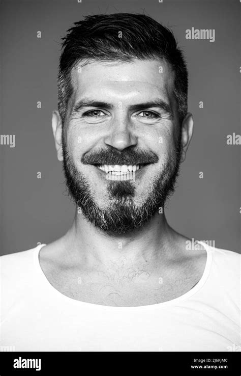 Hombre feliz sonrisa cara Barbería con barba larga y bigote en la