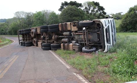 Caminhão tomba na SC 305 e deixa pista parcialmente interditada Campo