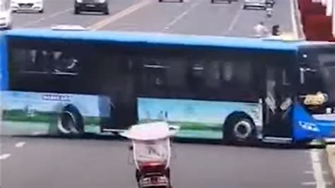 Motivul pentru care șoferul unui autobuz din China a plonjat