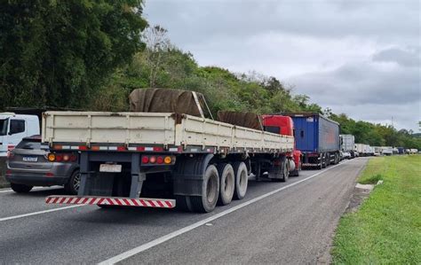 Acidente caminhão deixa trânsito lento na Via Dutra em Piraí Sul