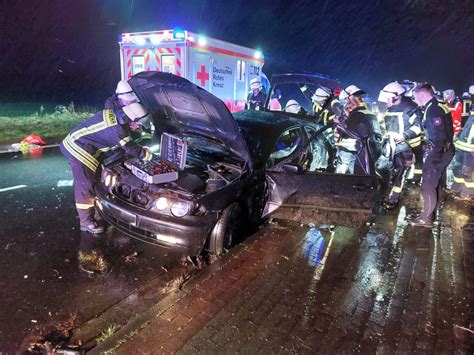 Verkehrsunfall Auf Der B Zwei Personen Teils Schwer Verletzt