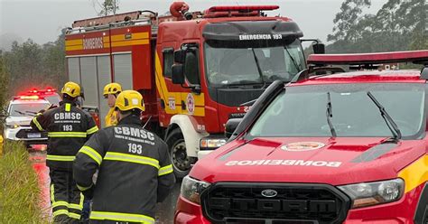 Motorista morre após carro sair da pista e cair em barranco de 40