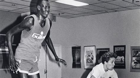 La increíble historia de Manute Bol el jugador más alto de la historia