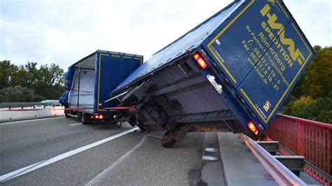 Baden Württemberg Umgekippter Anhänger blockiert Rheinbrücke Speyer