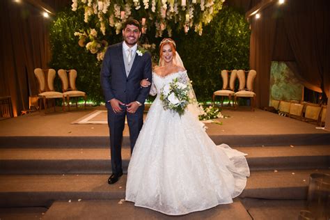 Mirela Janis E Yugnir - Vestido de Mirela Janis para casamento com Yugnir custou R$ 200 mil; vídeo