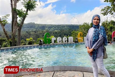 Green Gumuk Candi Sensasi Berenang Di Atas Bukit Banyuwangi Times