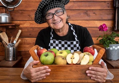 Mujer Senior Feliz Sosteniendo Una Canasta Llena De Manzanas Frescas