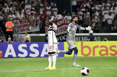 E O M Ndez Volante Do S O Paulo Aguarda Chance Dorival Que Pede