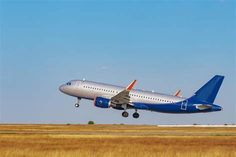 Avi N De Pasajeros Despega De La Pista Del Aeropuerto Foto Premium