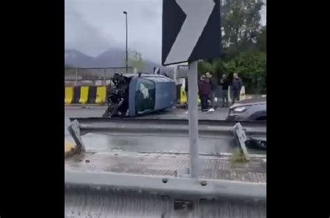 Auto Contro New Jersey A Napoli La Barriera Finisce In Mezzo Alla