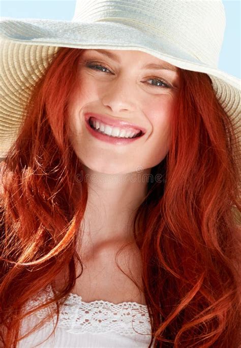 Mujer Feliz Retrato Y Cara Con Sombrero De Paja Para Vacaciones De