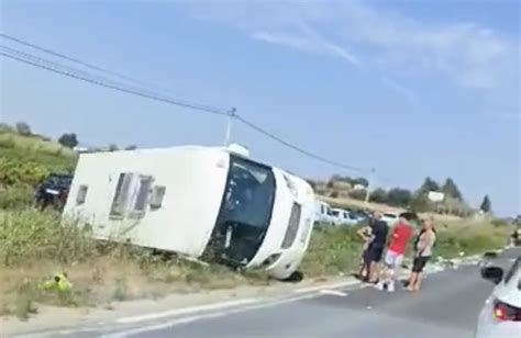 H Rault Choc Frontal Entre Un Camping Car Et Une Voiture Sur La Rd