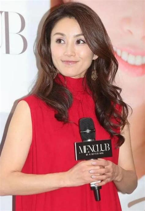 酒井法子49歲也不用扮嫩，一襲紅裙配捲髮明艷動人，眼角無皺紋 每日頭條