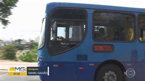 Nibus Voltam A Circular Na Rua Genoveva De Souza No Bairro Sagrada