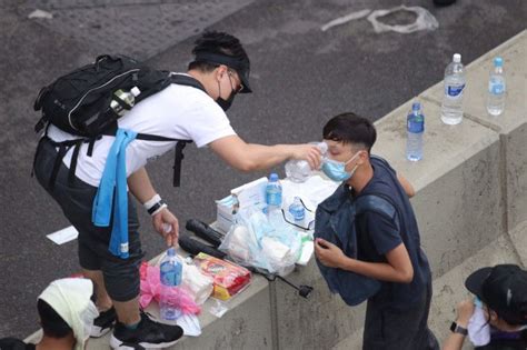 港警武力驅散示威民眾 記者中催淚彈 圖發新聞