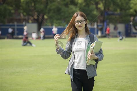 青春洋溢的女大学生高清图片下载 正版图片500909120 摄图网