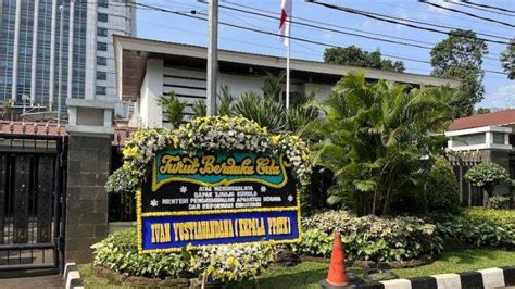 Sejumlah Karangan Bunga Berdatangan Ke Rumah Duka Almarhum Tjahjo