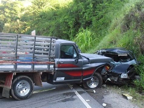 G1 Motorista Fica Ferido Após Carro Bater Em Caminhão No Sul De Minas