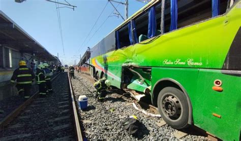 Colisión entre taxibús y Biotrén deja cinco personas lesionadas en San