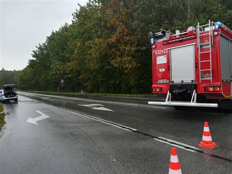 Wjechał w radiowóz i zepchnął go na drzewo Policjanci w szpitalu