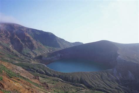 无人横图俯视室外白天旅游度假湖湖泊火山山山脉温泉雾日本亚洲沸腾蒸汽湖面山峰水面云云朵山峦水蒸气