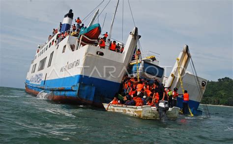 KAPAL FERI TERSERET ARUS ANTARA Foto