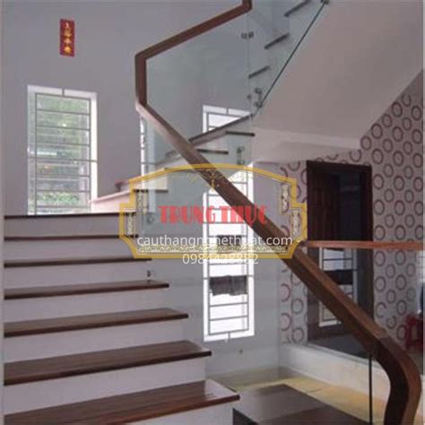 top kieu cau thang kinh dep thoi thuong ct