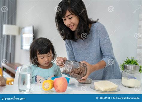 Mère Préparant Le Petit Déjeuner Pour Ses Filles Image stock Image du