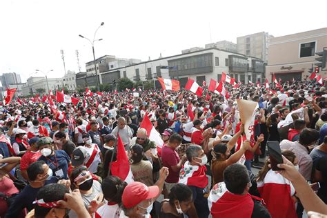 Manifestantes En El Centro De Lima Dejaron Destrozos A Su Paso