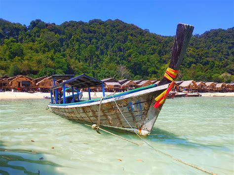 Viewing Deck with Nipa Hut · Free Stock Photo