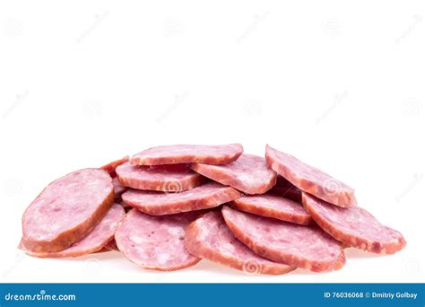 Rebanadas De Salchichas Del Salami Aisladas En Un Fondo Blanco Foto De