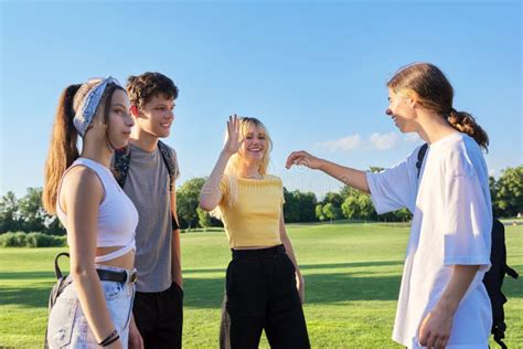 Rencontre D Amis Adolescents Groupe D Ados Joyeux Et Heureux Photo