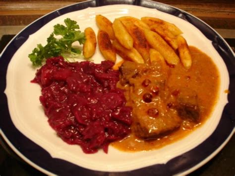 S Chsicher Bauerngulasch Mit Rotkohl Und Kartoffelkl E Rezept