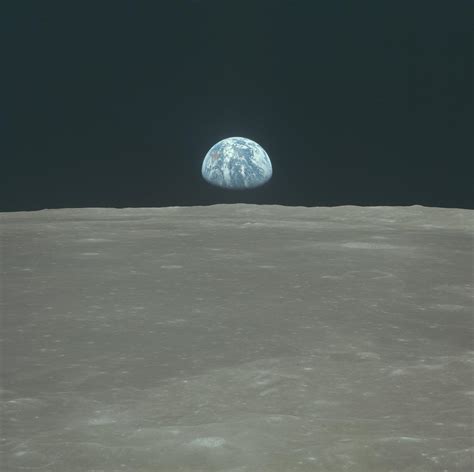 Famous Earth Rise Photo The Earth In Perfect Detail 237000 Miles