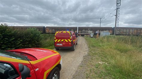 Une Femme Se Jette Sous Un Train à Vieux Berquin La Circulation Des