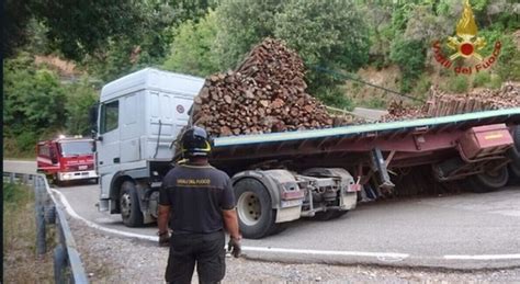 Tir Perde Carico Che Travolge Auto Morto Un Ragazzo In Valtellina