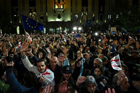 Após denúncias de fraude eleitoral ligada à Rússia milhares protestam