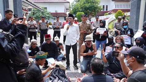 Dprd Kabupaten Pati Temui Aksi Aliansi Rakyat Menggugat Di Depan Gedung