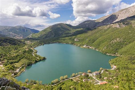 Lago Di Scanno Il Lago A Forma Di Cuore Lungo Il Sentiero Del Cuore