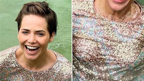 Letícia Colin se joga no mar vestido de paetê para celebrar seus 33