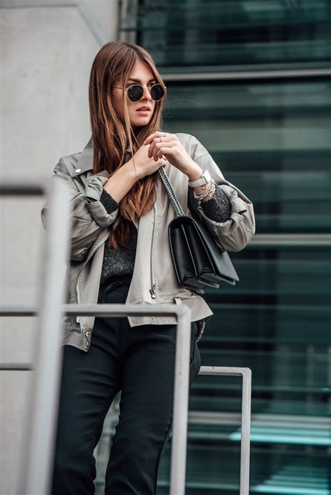 How to wear an oversized satin jacket in winter || Fashionblog Berlin