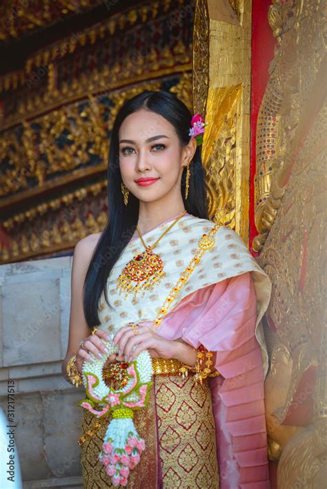 Thai Girl In Traditional Thai Costume Identity Culture Of Thailand Stock Foto Adobe Stock