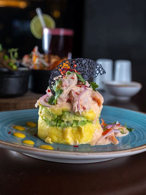 Causa limeña Fusión peruana de papa pollo y aguacate ELLA Tendencias