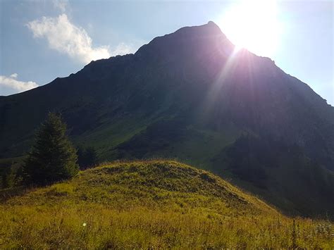 Über dem Älpele baut sich Rotwand abweisend auf hikr org