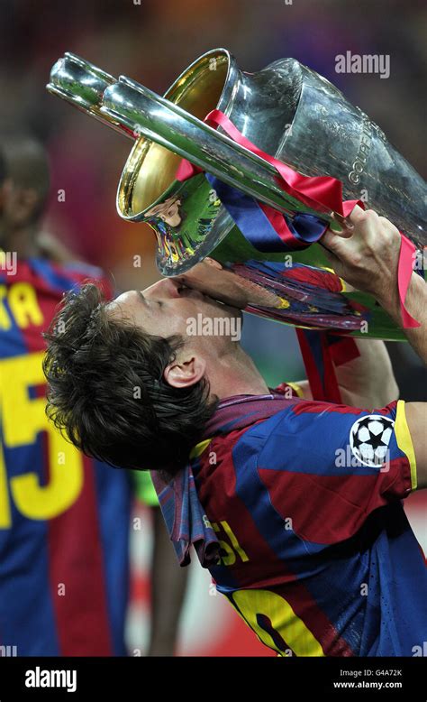 Messi kissing the trophy hi-res stock photography and images - Alamy