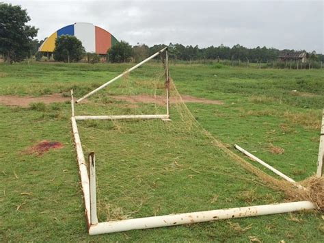 G1 Aluno é atingido na cabeça por trave de futebol durante